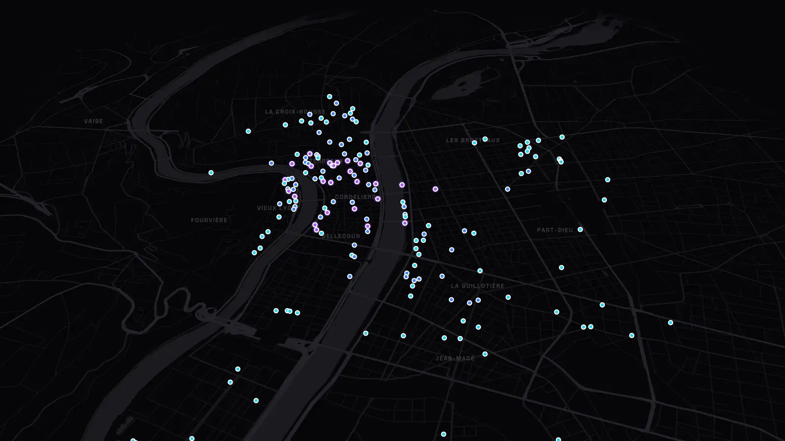 Carte de Lyon vue de biais, sombre comme celle de l'app INSIDER : les rues, le Rhône et la Saône, et 177 points de couleur, les lieux d'INSIDER à leur adresse réelle.